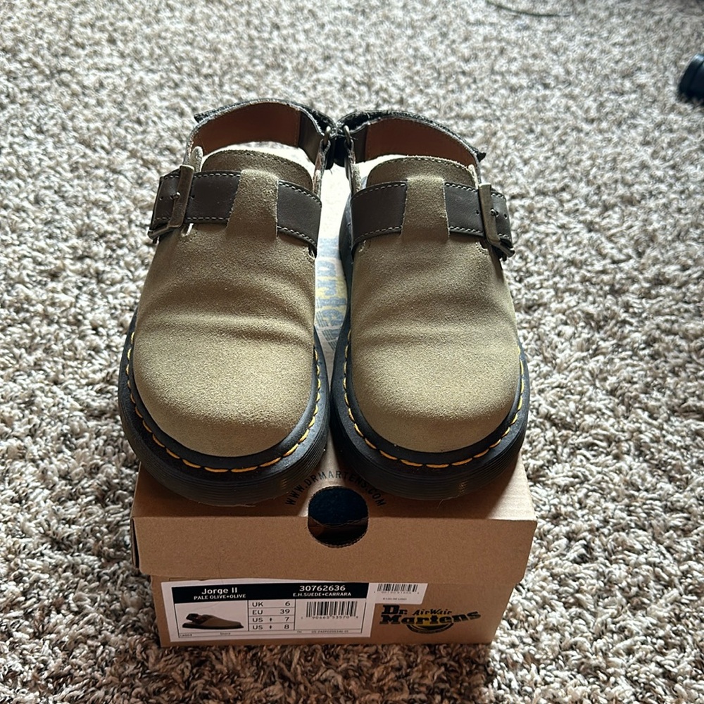 Jorge II Pale Olive Doc Martens
